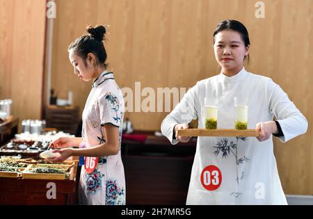 Longli, province chinoise du Guizhou.23 novembre 2021.Les concurrents participent au concours de la performance traditionnelle de l'art du thé lors d'un concours de compétences professionnelles dans le comté de Longli, dans la province de Guizhou, dans le sud-ouest de la Chine, le 23 novembre 2021.Credit: Yang Wenbin/Xinhua/Alamy Live News Banque D'Images