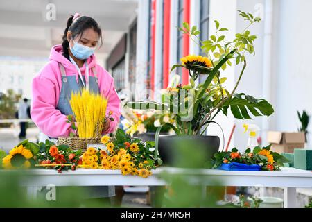 Longli, province chinoise du Guizhou.23 novembre 2021.Un concurrent participe au concours d'arrangement floral lors d'un concours de compétences professionnelles dans le comté de Longli, dans la province de Guizhou, dans le sud-ouest de la Chine, le 23 novembre 2021.Credit: Yang Wenbin/Xinhua/Alamy Live News Banque D'Images