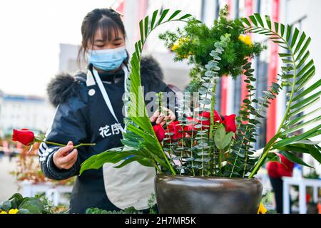 Longli, province chinoise du Guizhou.23 novembre 2021.Un concurrent participe au concours d'arrangement floral lors d'un concours de compétences professionnelles dans le comté de Longli, dans la province de Guizhou, dans le sud-ouest de la Chine, le 23 novembre 2021.Credit: Yang Wenbin/Xinhua/Alamy Live News Banque D'Images