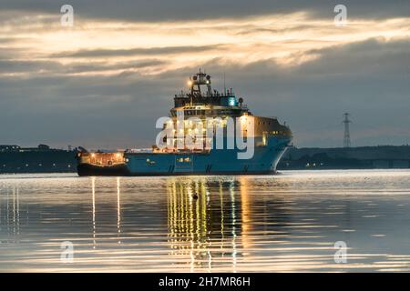 Ringaskiddy, Cork, Irlande.24 novembre 2021.Le navire de ravitaillement en mer Maersk Maker descend le long de la rivière jusqu'à une berge en eau profonde à Ringaskiddy, Co. Cork, Irlande.- crédit; David Creedon / Alamy Live News Banque D'Images