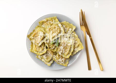 Délicieux concept alimentaire avec raviolis sur fond blanc Banque D'Images