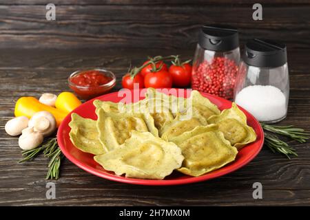 Délicieux concept alimentaire avec raviolis sur table en bois Banque D'Images