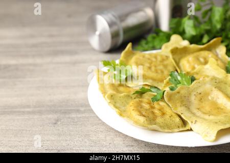 Délicieux concept alimentaire avec raviolis sur fond texturé Banque D'Images