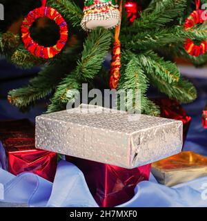 Cadeaux de Noël et du nouvel an dans de magnifiques boîtes sous l'arbre de Noël Banque D'Images