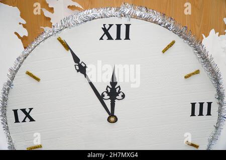 Horloge de Noël faite maison en papier ou en carton.Il est de cinq minutes à douze sur la montre Banque D'Images