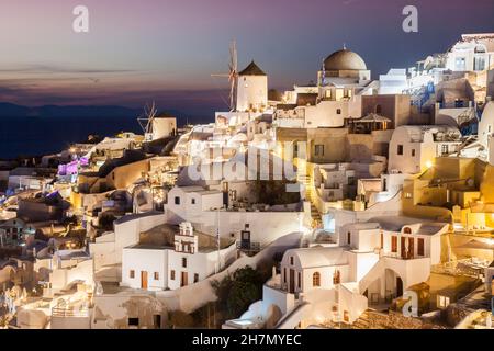 Vue sur Oia, moulins à vent coucher de soleil, ambiance nocturne, Cyclades Santorini, Grèce Banque D'Images