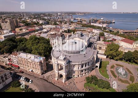 Vue aérienne, Théâtre académique national d'Opéra et de Ballet d'Odessa (Helix) volant au-dessus du Théâtre d'Opéra Banque D'Images