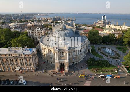 Vue aérienne, Théâtre académique national d'Opéra et de Ballet d'Odessa (Helix) volant au-dessus du Théâtre d'Opéra.Odessa, Ukraine Banque D'Images