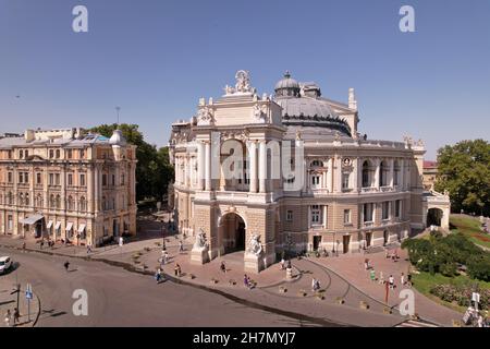 Vue aérienne, Théâtre académique national d'Opéra et de Ballet d'Odessa (Helix) volant au-dessus du Théâtre d'Opéra.Odessa, Ukraine Banque D'Images