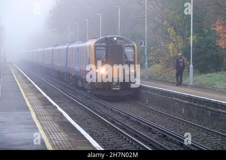 Gare Lane, Godalming.24 novembre 2021.Des conditions de froid intense dans les comtés d'origine pendant la nuit.Brouillard glacial sur Godalming dans Surrey.Crédit : james jagger/Alay Live News Banque D'Images