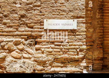 Le signe disant Palacios Nazaries ce qui se traduit par des palais Nasrides dans le complexe palais de l'Alhambra, Grenade, Andalousie, Espagne Banque D'Images