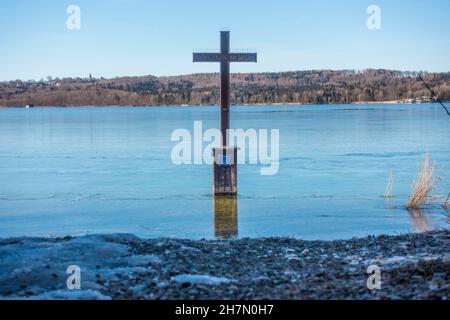 Le mémorial d'hiver traverse l'eau glacée à l'endroit de la rive peu profonde du lac Starnberg où le roi Ludwig II de Bavière a été trouvé mort Banque D'Images