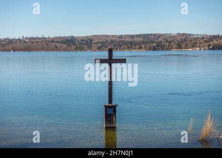 Le mémorial d'hiver traverse l'eau glacée à l'endroit de la rive peu profonde du lac Starnberg où le roi Ludwig II de Bavière a été trouvé mort Banque D'Images