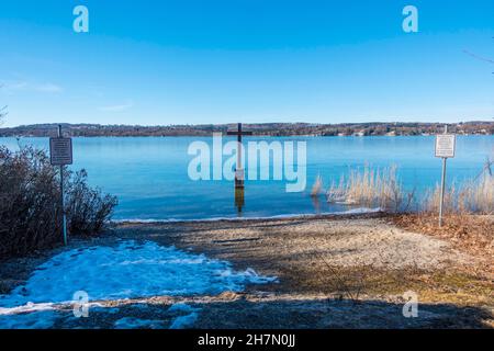 Memorial Cross à l'endroit dans la zone peu profonde de la rive du lac Starnberg où le roi Ludwig II de Bavière a été trouvé mort en 1886, Berg, lac Starnberg Banque D'Images