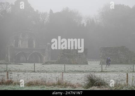 Waverley Lane, Farnham.24 novembre 2021.Des conditions de froid intense pendant la nuit dans les comtés d'origine.Brouillard glacial au-dessus de l'abbaye de Waverley près de Farnham dans Surrey.Crédit : james jagger/Alay Live News Banque D'Images