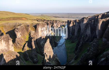 Vue aérienne du canyon de Fjaorargljufur, gorge profonde, roche tufa, près de Kirkjubaer sur la côte sud, Islande du Sud, Islande Banque D'Images