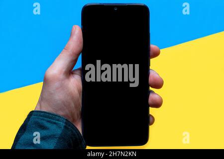main tient le modèle de téléphone avec place pour le texte gros plan maquette Banque D'Images