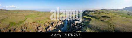 Vue aérienne du canyon de Fjaorargljufur, gorge profonde, roche tufa, près de Kirkjubaer sur la côte sud, Islande du Sud, Islande Banque D'Images