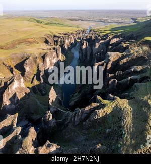Vue aérienne du canyon de Fjaorargljufur, gorge profonde, roche tufa, près de Kirkjubaer sur la côte sud, Islande du Sud, Islande Banque D'Images