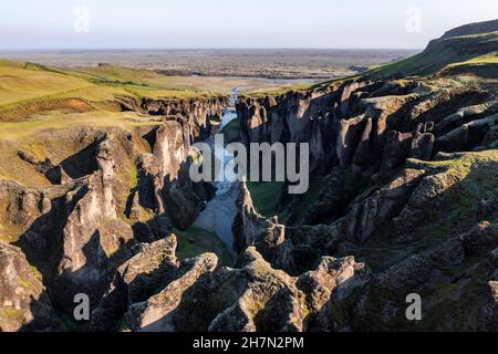 Vue aérienne du canyon de Fjaorargljufur, gorge profonde, roche tufa, près de Kirkjubaer sur la côte sud, Islande du Sud, Islande Banque D'Images