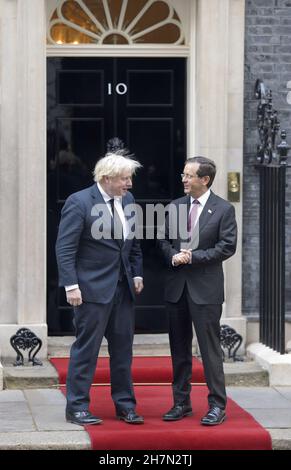 Le président israélien Isaac Herzog rencontre le Premier ministre britannique Boris Johnson au 10 Downing Street pour des pourparlers bilatéraux.Londres, Royaume-Uni.23 novembre 2021. Banque D'Images