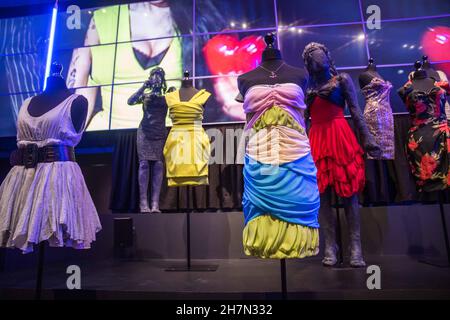 Londres Royaume-Uni 24 novembre 2021 certaines des robes d'Amy Paul Quezada-Neiman/Alay Live News Banque D'Images