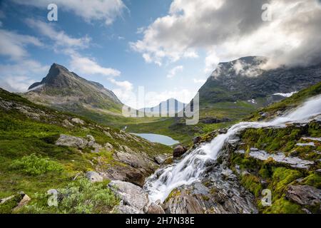 Vue sur la vallée d'Alnesdalen, la montagne Stigbotthornet, le lac d'Alnesvatnet, le parc national de Reinheimen, More og Romsdal,Norvège Banque D'Images