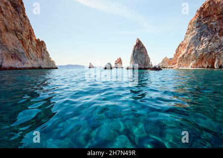 Groupe de moines rock en face de l'île de Polyaigos à côté de Milos.Cyclades, Grèce Banque D'Images