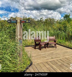 Panneau et banc au Dyfi Wildlife Centre, Machynlleth, Powys, pays de Galles, Royaume-Uni Banque D'Images
