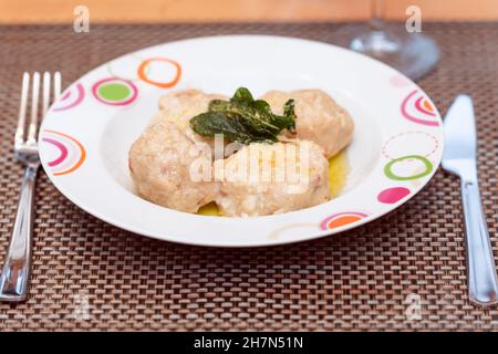 Boulettes de pain (Canederli) plat typique dans les Alpes italiennes Banque D'Images