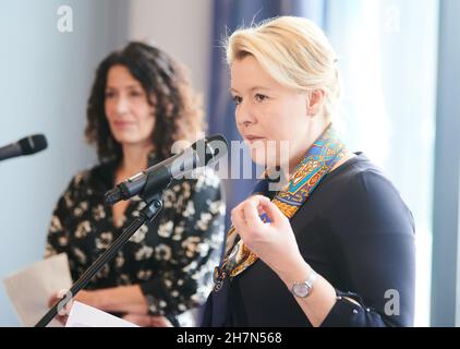 Berlin, Allemagne.24 novembre 2021.Les principaux politiciens de Berlin, Bettina Jarasch (l, Bündnis 90/Die Grünen) et Franziska Giffey (SPD), se tiennent lors d'un communiqué de presse.La poursuite des négociations de la coalition rouge-vert-rouge à Berlin se concentrera sur les thèmes de la science, de la recherche et des universités ainsi que de l'éducation, de la jeunesse et de la famille.Credit: Annette Riedl/dpa/Alay Live News Banque D'Images