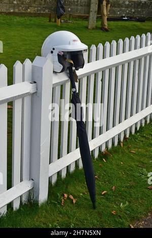 Essentials pour une rencontre de course au Royaume-Uni, un casque de course et un parapluie, Goodwood 78e réunion des membres, Goodwood Motor circuit, Chichester, West Sussex, Angl Banque D'Images