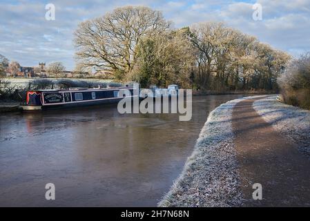 Des bateaux étroits en hiver, une scène glaciale à Nantwich sur le canal Shropshire Union, Cheshire, Angleterre Banque D'Images