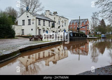 Une scène hivernale du pub Shroppie Fly et un bateau à rames à Audlem sur le canal Shropshire Union, Cheshire Banque D'Images