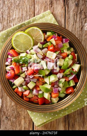 Kachumbari est un plat de salade de tomates et d'oignons frais qui est populaire dans les cuisines de la région des Grands Lacs africains de près dans l'assiette sur la table Banque D'Images