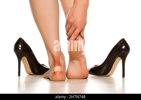 Talons femelles avec plâtre blister.Bande-aide sur cloe up sur fond blanc. Banque D'Images