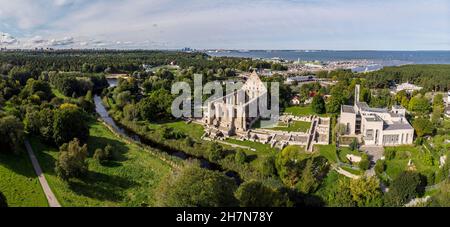 Ruines du monastère de Pirita (varmed de Pirita kloostri), derrière le port de plaisance de Pirita et le golfe de Finlande, vue aérienne, Tallinn, Estonie Banque D'Images