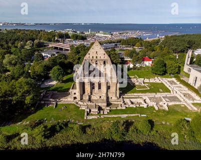 Ruines du monastère de Pirita (varmed de Pirita kloostri), derrière le port de plaisance de Pirita et le golfe de Finlande, vue aérienne, Tallinn, Estonie Banque D'Images