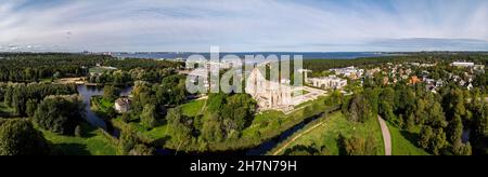 Ruines du monastère de Pirita (varmed de Pirita kloostri), derrière le port de plaisance de Pirita et le golfe de Finlande, vue aérienne, Tallinn, Estonie Banque D'Images