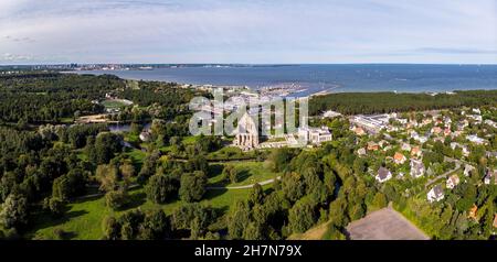 Ruines du monastère de Pirita (varmed de Pirita kloostri), derrière le port de plaisance de Pirita et le golfe de Finlande, vue aérienne, Tallinn, Estonie Banque D'Images