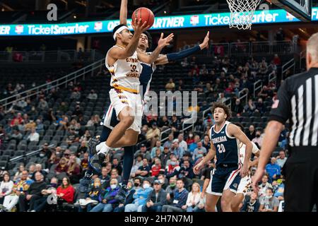 Centre du Michigan le garde des Chippewas Oscar Lopez Jr. (32) tente une mise à pied contre le garde des Bulldogs de Gonzaga Julian Strawther (0) lors d'une ga de basket-ball de la NCAA Banque D'Images