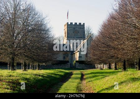 Église Saint-Michel et tous les Anges en automne, Guitting Power, Gloucestershire, Angleterre, Royaume-Uni Banque D'Images