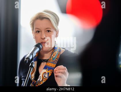 Berlin, Allemagne.24 novembre 2021.Le principal politicien du SPD de Berlin, Franziska Giffey, parle lors d'un communiqué de presse.La poursuite des négociations de la coalition rouge-vert-rouge à Berlin se concentrera sur les thèmes de la science, de la recherche et des universités ainsi que de l'éducation, de la jeunesse et de la famille.Credit: Annette Riedl/dpa/Alay Live News Banque D'Images