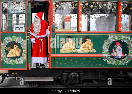 Maerlitram et Père Noël avec masque transparent Banque D'Images
