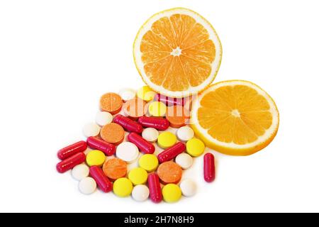 Diverses vitamines, suppléments à base de plantes et d'autres pilules près de tranches de citron isolées sur fond blanc pris en gros plan. Banque D'Images