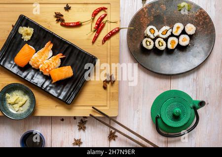 Ensemble de sushis, maki au saumon, riz blanc au vinaigre japonais, algues nori.Nigiri de saumon norvégien, crevettes cuites et kett en fonte verte Banque D'Images