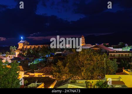 Belle vue sur la ville de Trinidad Cuba après le coucher du soleil Banque D'Images