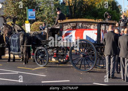 Corbillard tiré par des chevaux portant le cercueil du député assassiné Sir David Amess à la suite d'un service funéraire commémoratif à l'église Sainte-Marie de Southend on Sea Banque D'Images