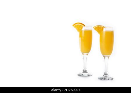 Cocktail de mimosa orange isolé sur fond blanc Banque D'Images