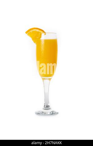 Cocktail de mimosa orange isolé sur fond blanc Banque D'Images